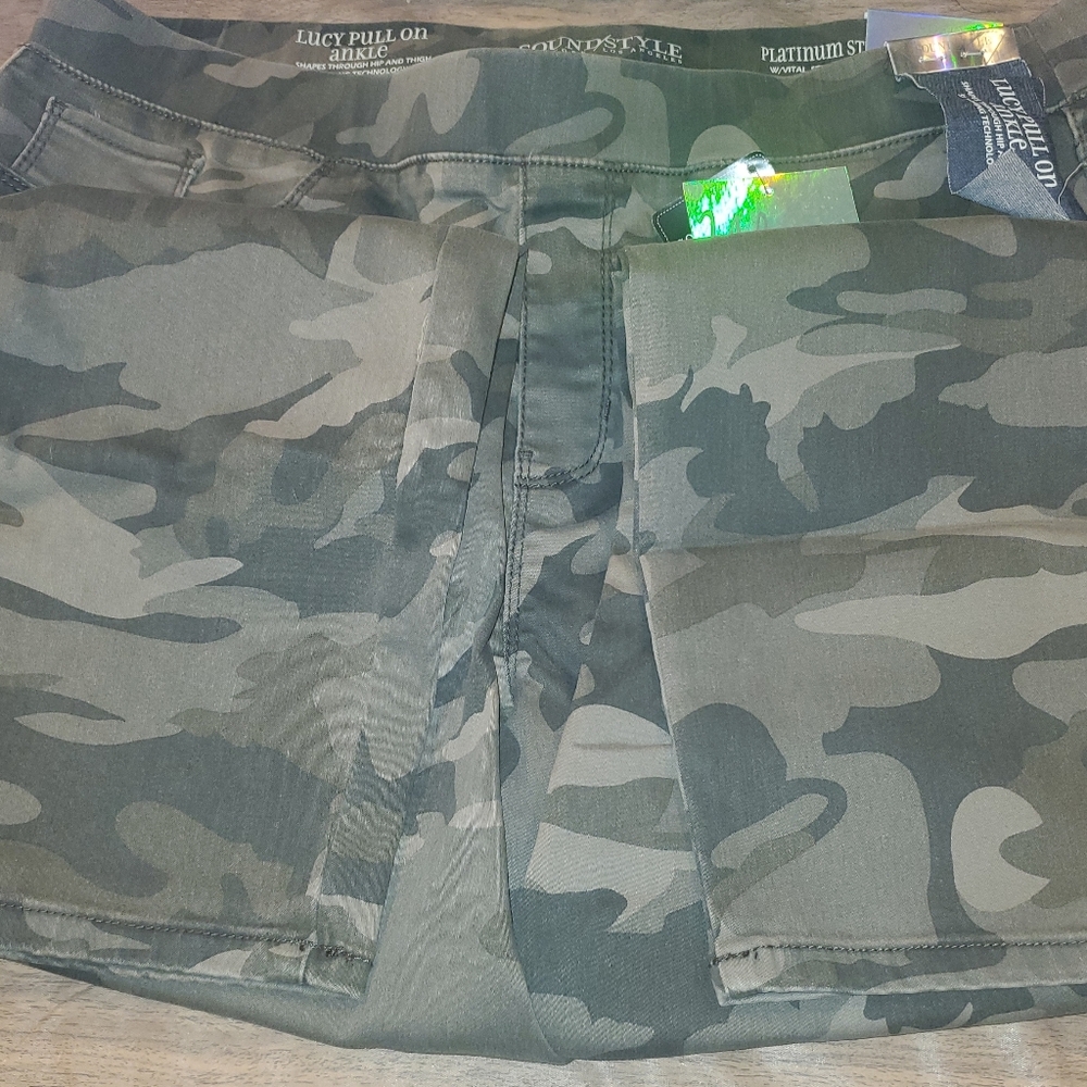 NWT Sound Style LUCY Camo Pull-On Ankle Pants - Picture 4 of 5